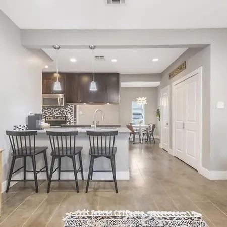 Cozy 2 Bed Townhome Near The Hospital